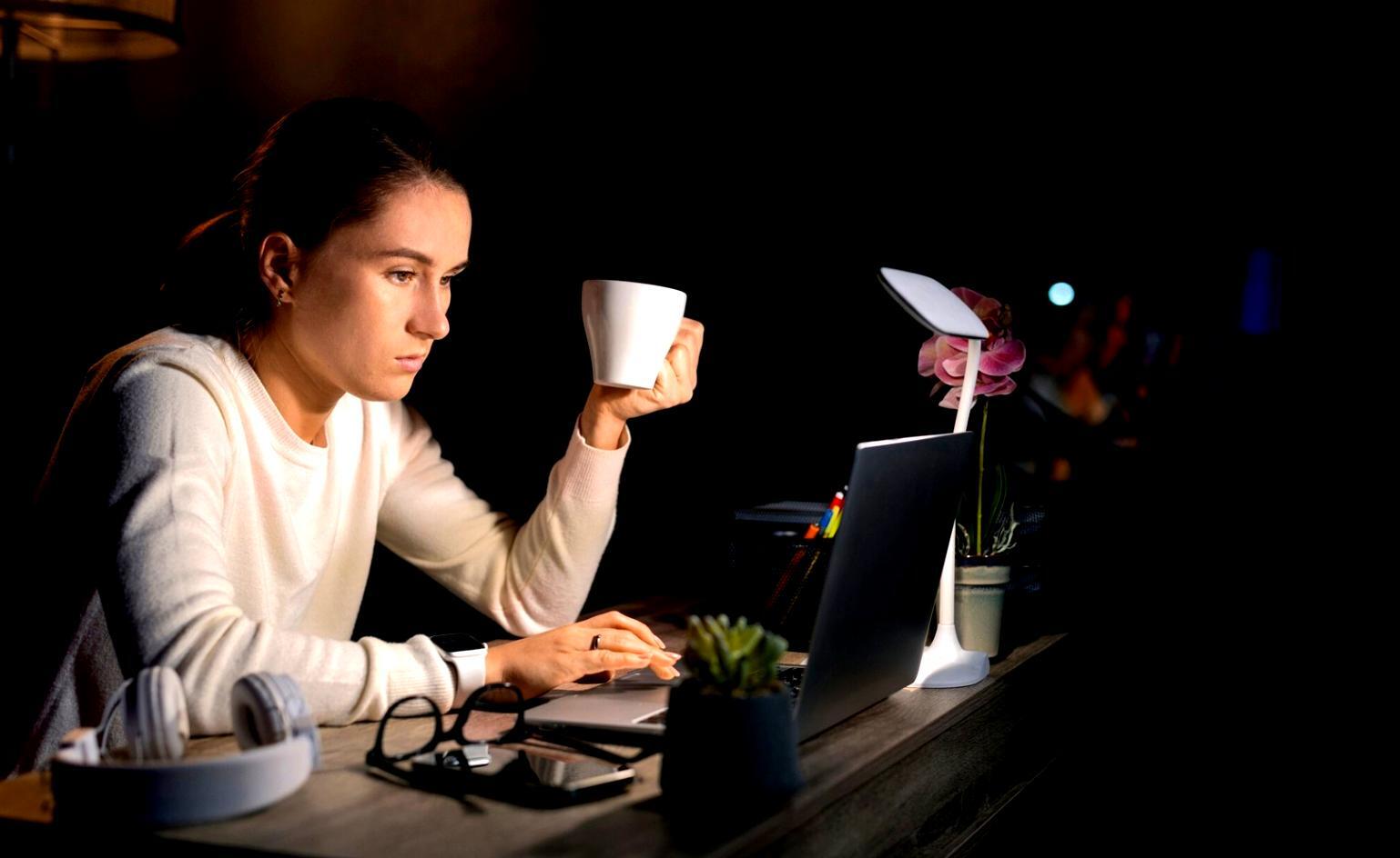 Espace de travail moderne avec équipement professionnel pour formations financières