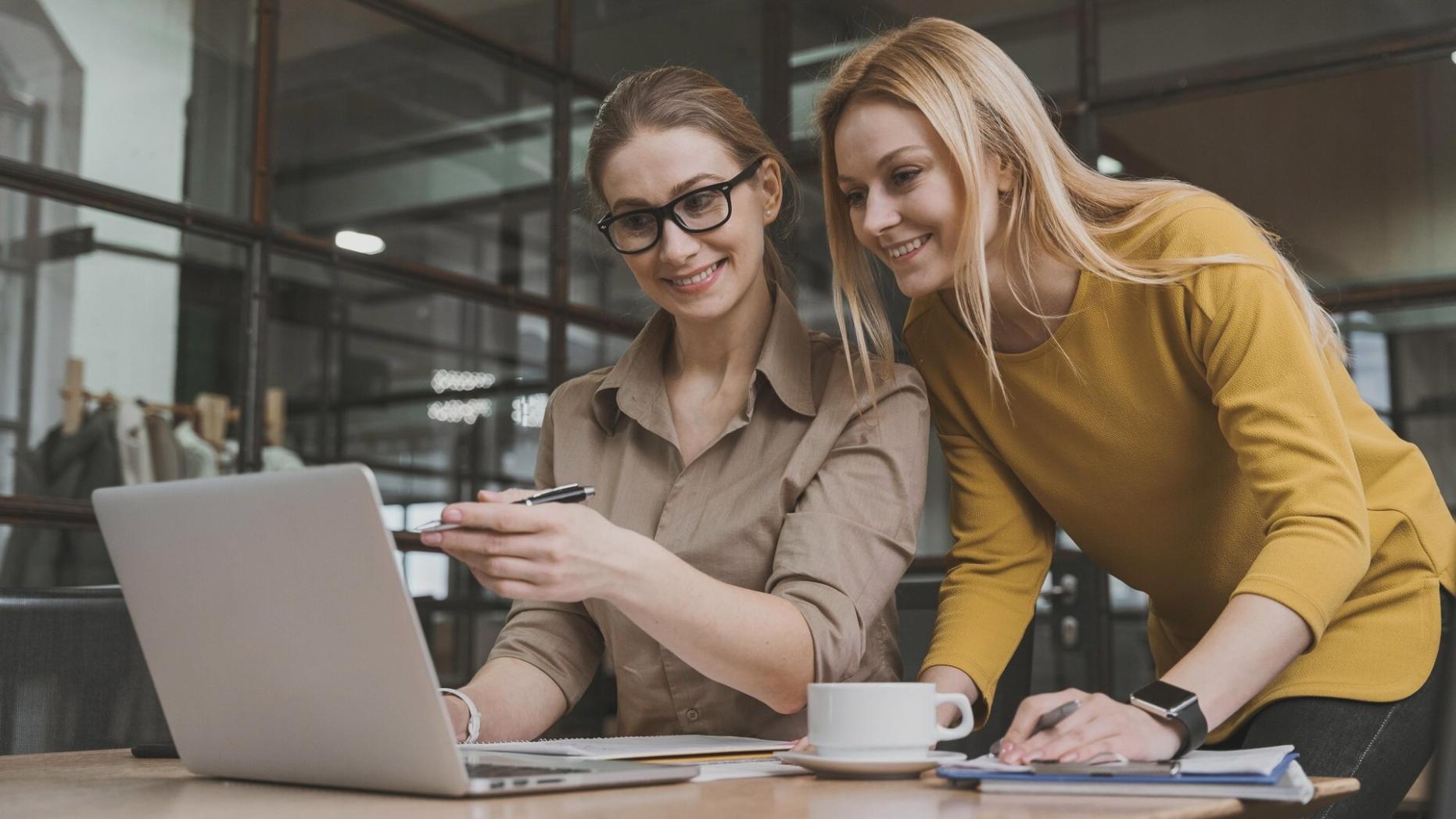 Expert en gestion du personnel travaillant dans un bureau moderne
